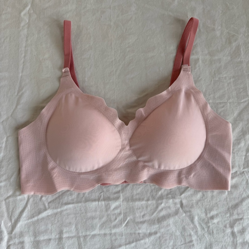 Light Pink Scallop-Edge Seamless Bra with Contrast Straps